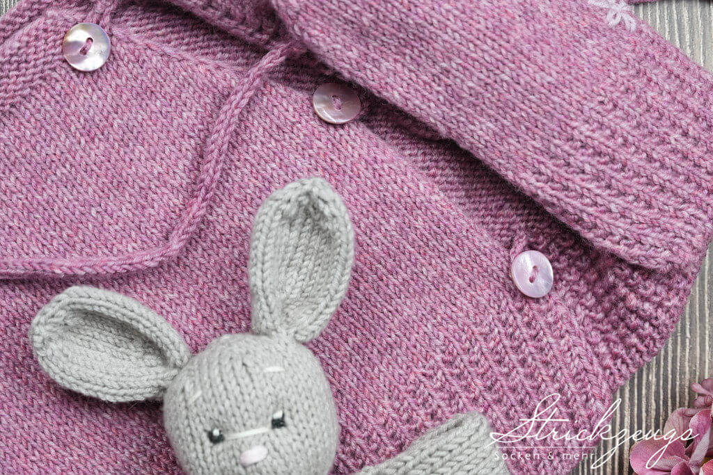 Baby Wickeljacke handgestrickt Knöpfe Detailansicht