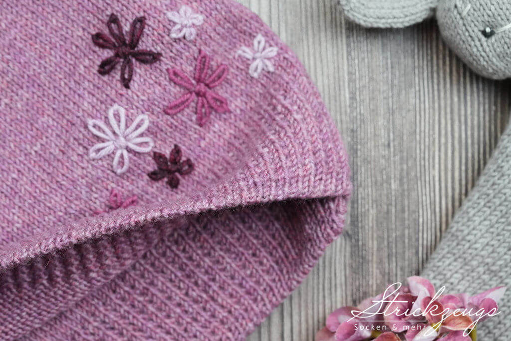 Baby Wickelpullover handgetsrickt Stickerei Detailansicht