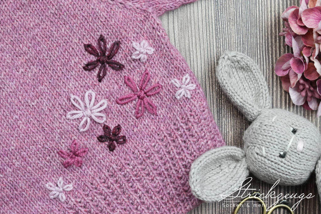 Baby Wickelpullover handgetsrickt Stickerei und Buendchen Detailansicht