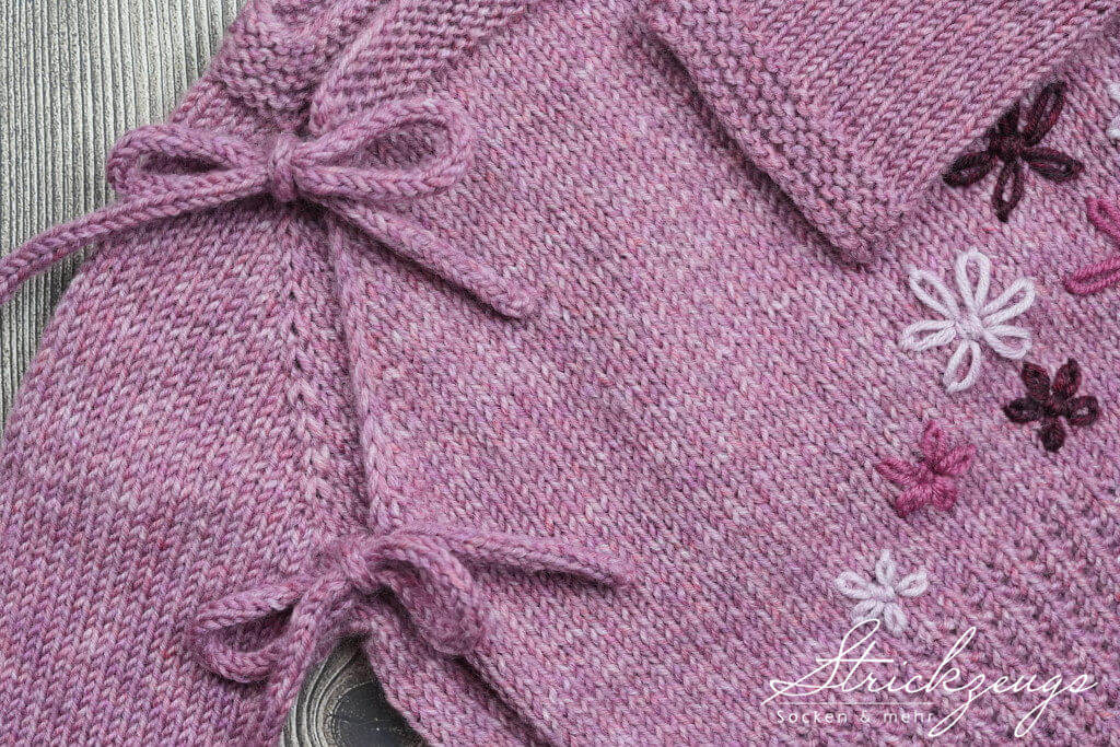 Heidekraut Baby Wickeljacke handgetsrickt Schnürchen Detailansicht
