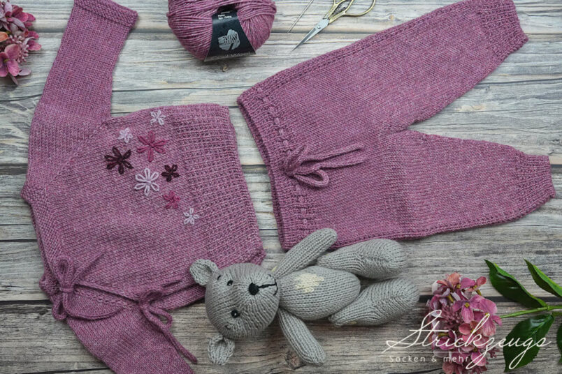 Heidekraut gestrickte Wickeljacke und leggins fuer Babys