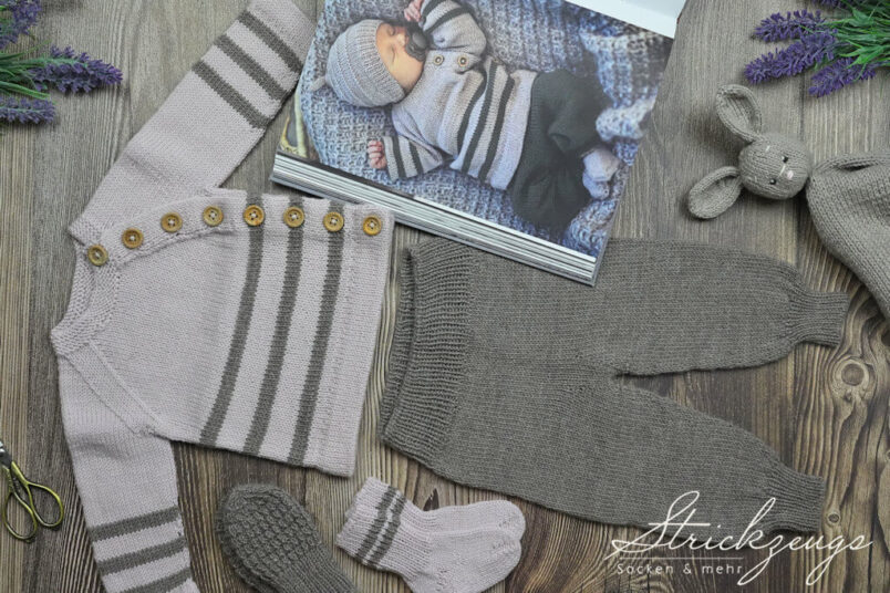 Stripelars-Set Babypullover mit Knopfleiste und Hose handgestrickt