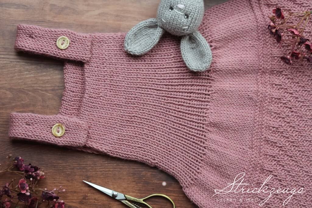 gestrickter Strampelsack miit verstellbaren Traegern 